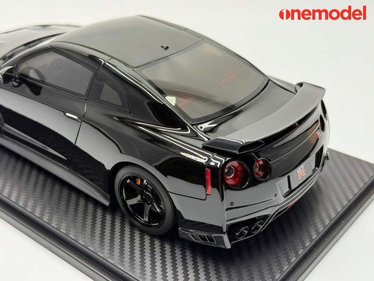One Model 1:18 Nissan GT-R R35 Custom Edition in Glossy Black
