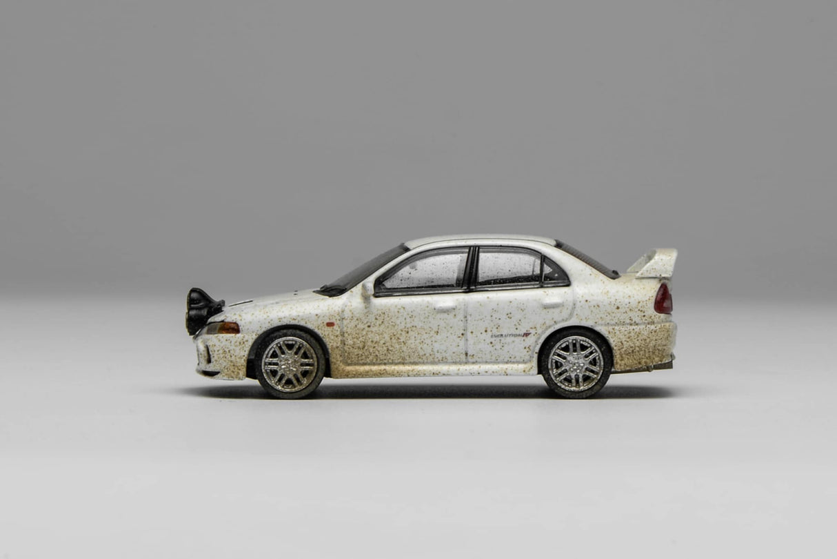 MotorHelix 1:64 Mitsubishi Lancer EVO IV Muddy Version in Rally White
