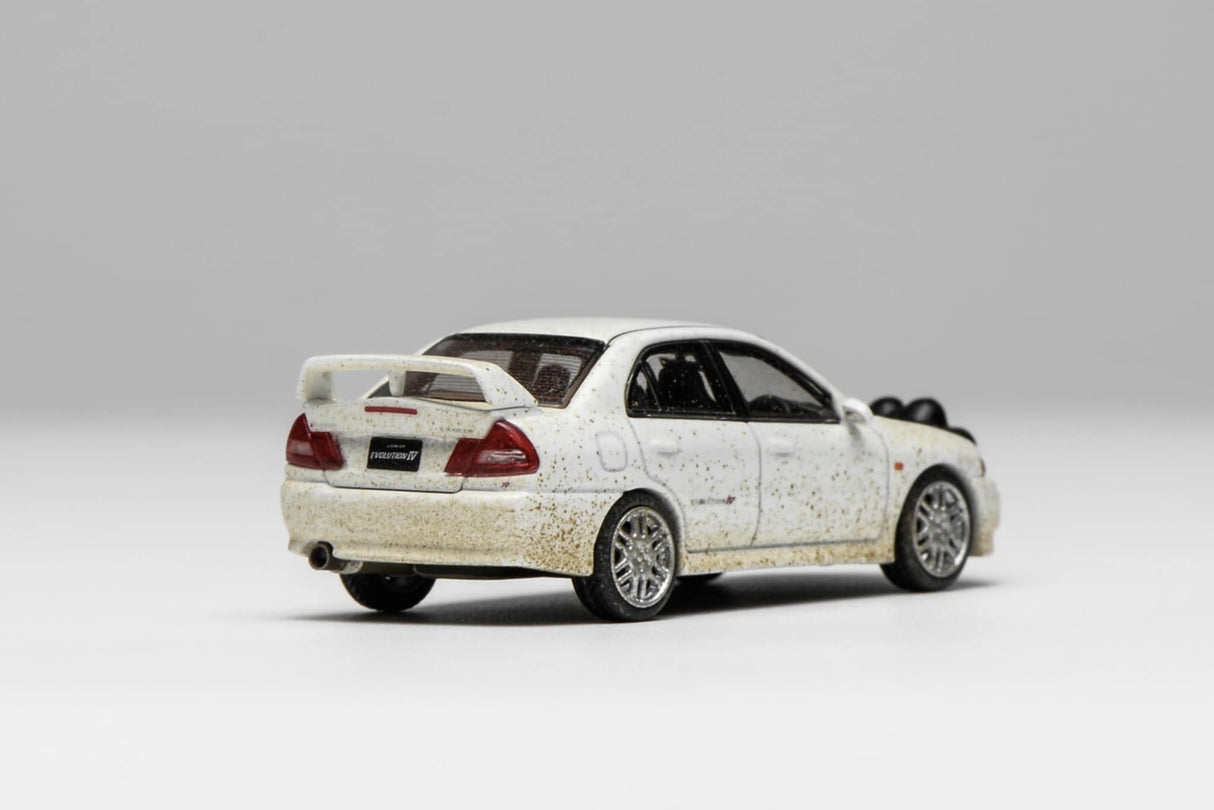 MotorHelix 1:64 Mitsubishi Lancer EVO IV Muddy Version in Rally White