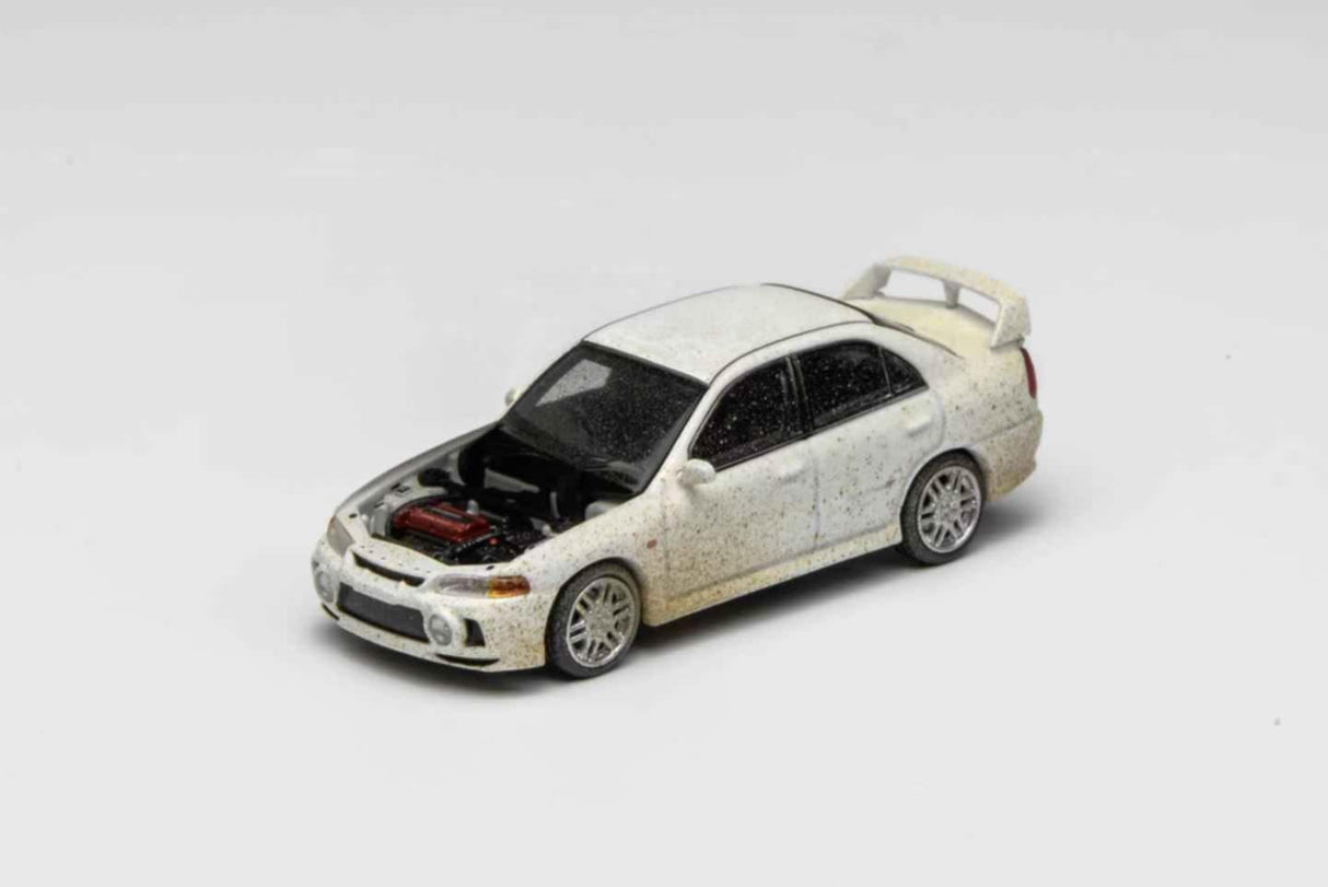 MotorHelix 1:64 Mitsubishi Lancer EVO IV Muddy Version in Rally White