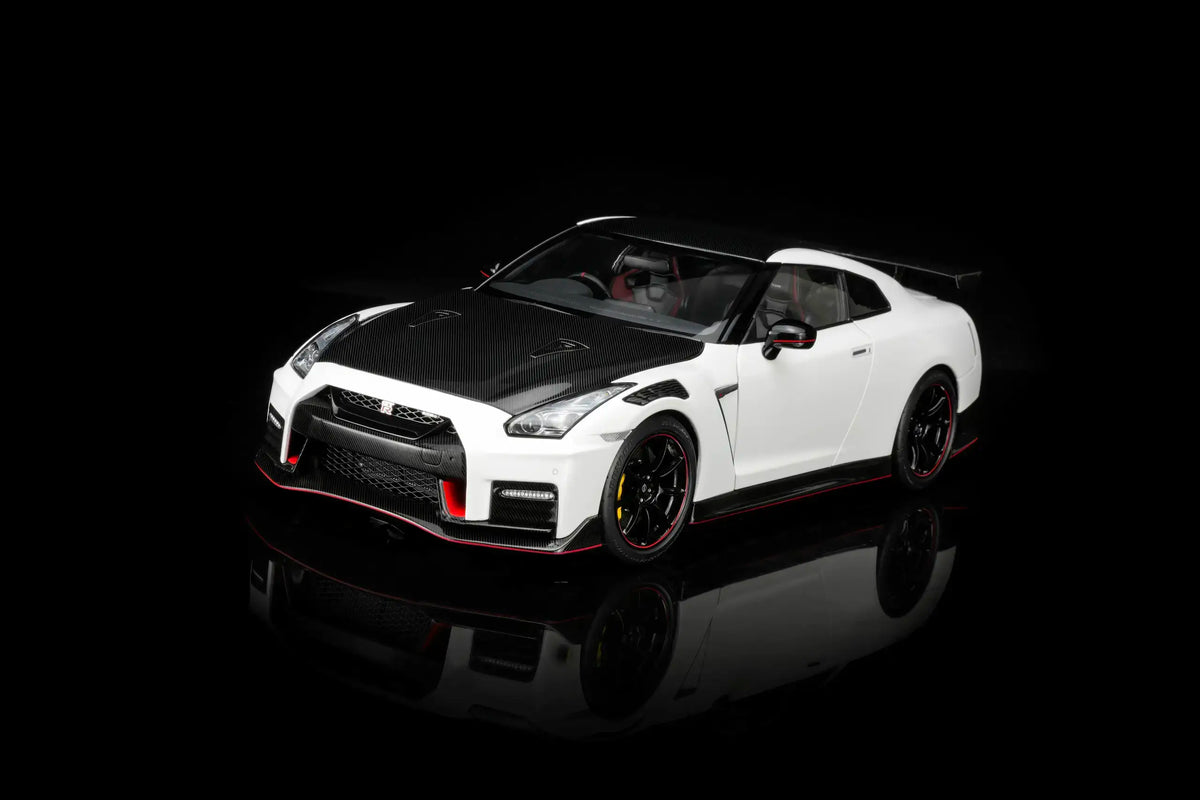 MotorHelix 1:18 Nissan GT-R NISMO (R35) Special Edition 2022 Brilliant White Pearl