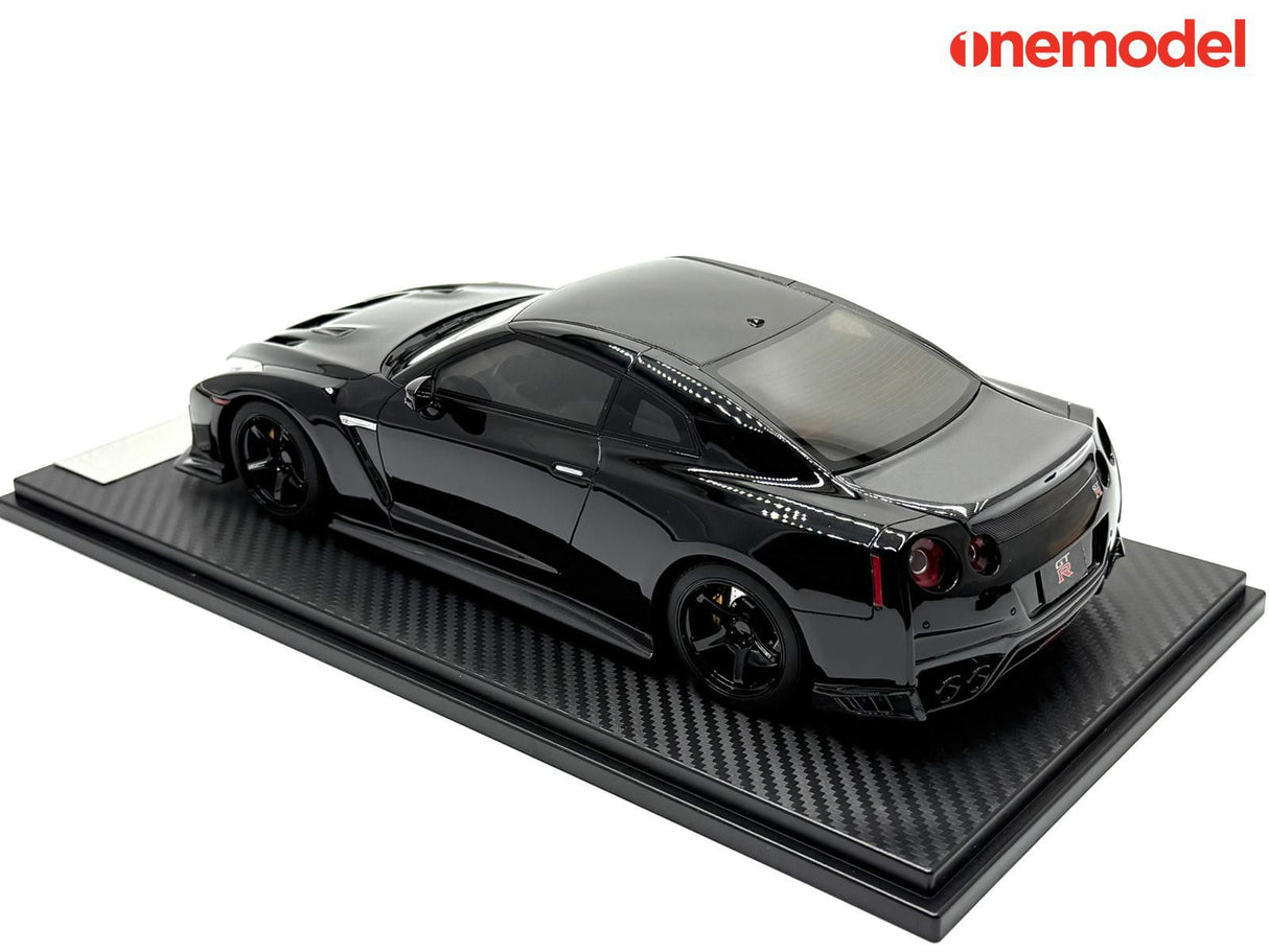 One Model 1:18 Nissan GT-R R35 Custom Edition in Glossy Black