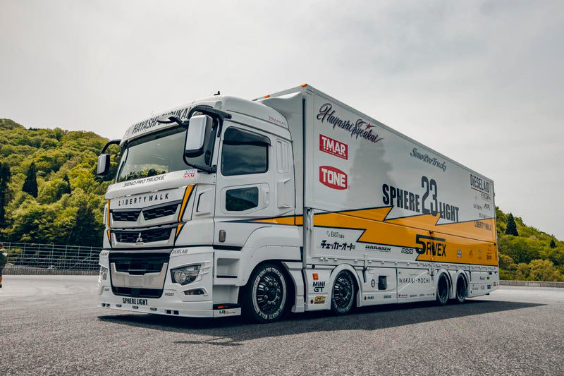 GCD 1:64 Mitsubishi FUSO Super Great Truck Liberty Walk in White / Yellow