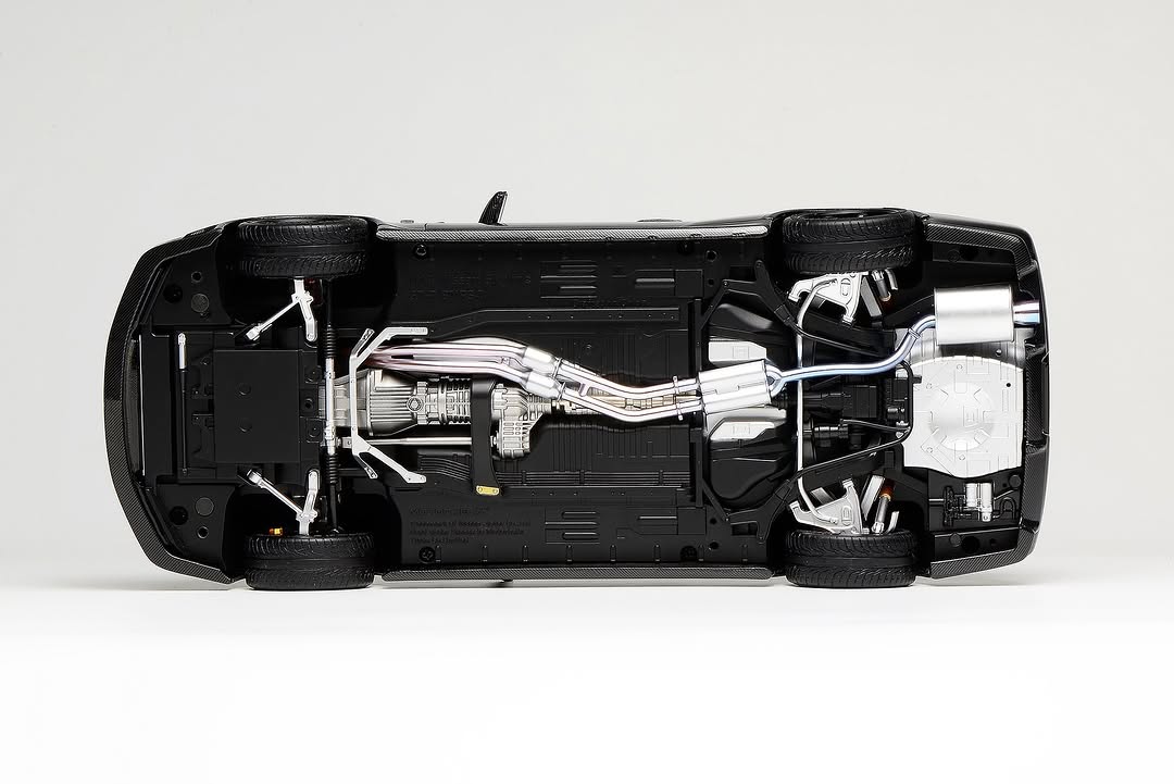 *PREORDER* MotorHelix 1:18 Nissan Skyline GT-R (R34) Customized Version - Carbon Fiber