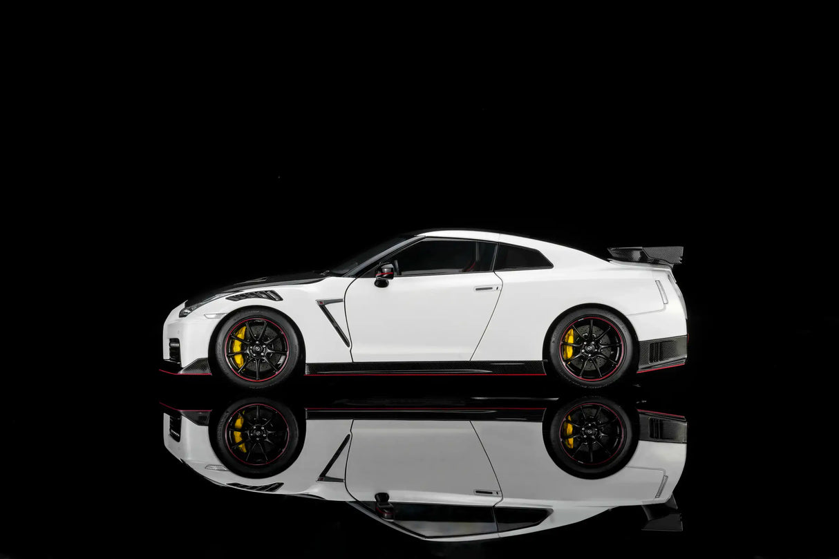 MotorHelix 1:18 Nissan GT-R NISMO (R35) Special Edition 2022 Brilliant White Pearl