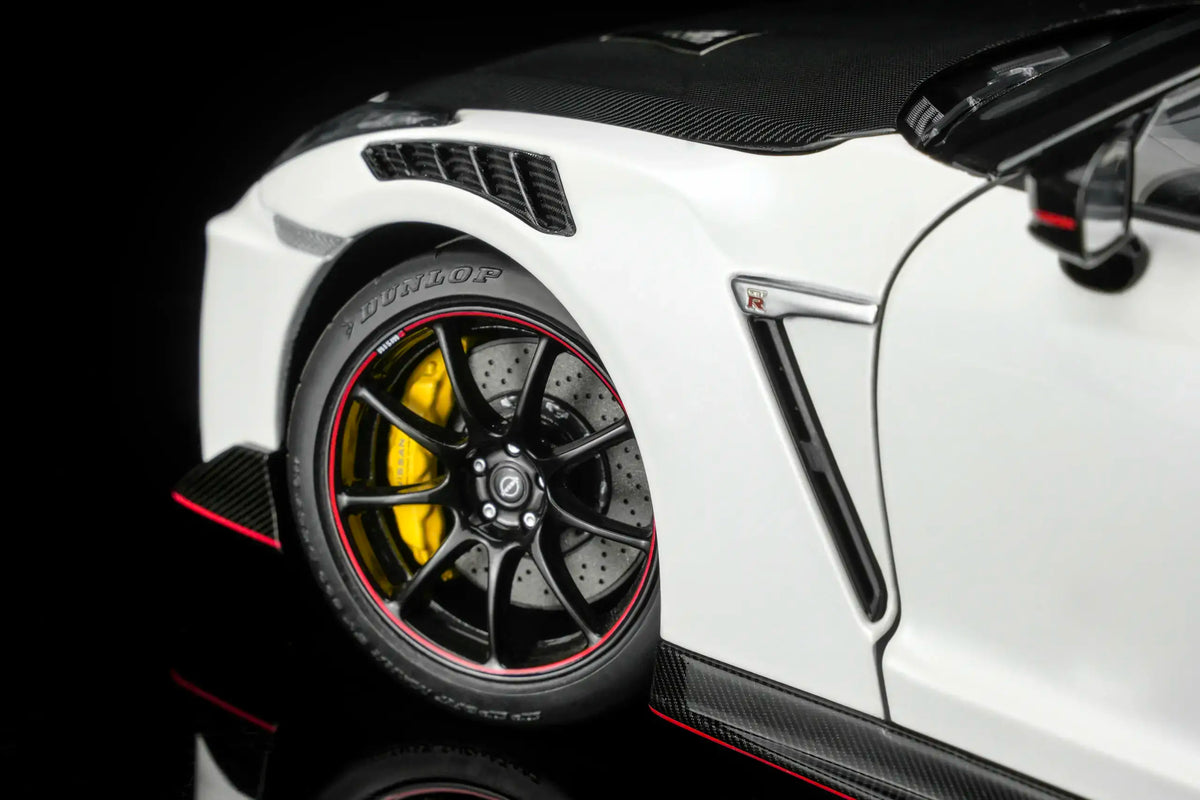 MotorHelix 1:18 Nissan GT-R NISMO (R35) Special Edition 2022 Brilliant White Pearl