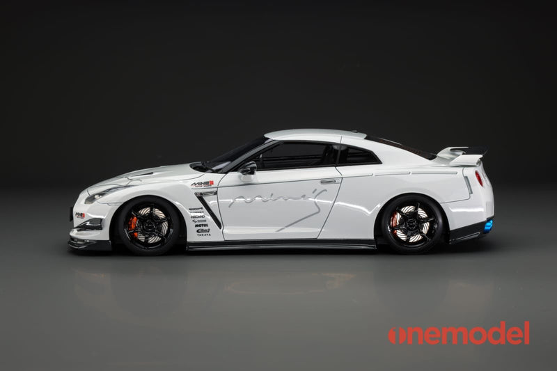 One Model 1:18 Nissan GT-R (R35) Mine's Version