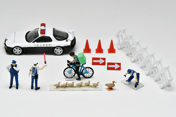 Tomytec 1:64 Geocelle Diorama with Mazda RX-7 Police Car and Figures