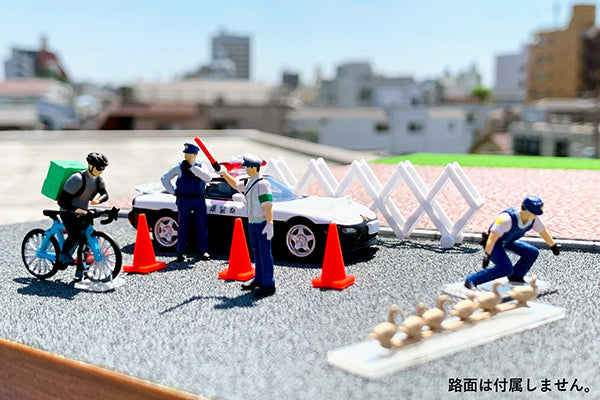 Tomytec 1:64 Geocelle Diorama with Mazda RX-7 Police Car and Figures