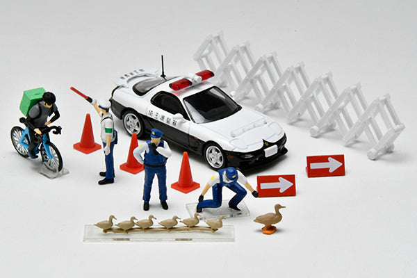 Tomytec 1:64 Geocelle Diorama with Mazda RX-7 Police Car and Figures