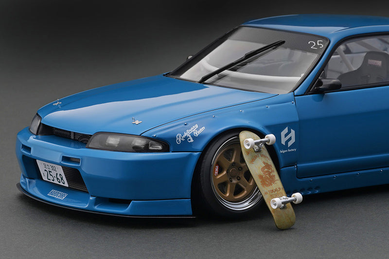 Ignition Model 1:18 Nissan Skyline GT-R (BCNR33) PANDEM in Blue with Skate Board