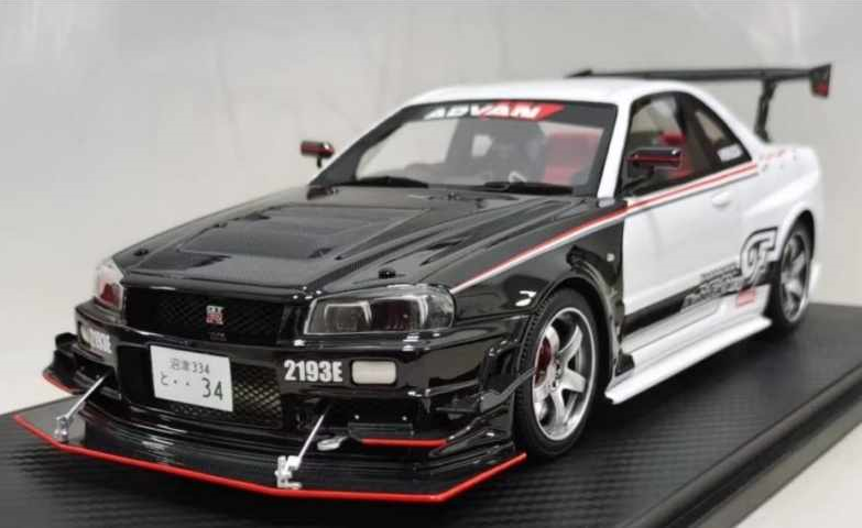 One Model 1:18 Nissan Skyline (BNR34) GT-R in White / Black