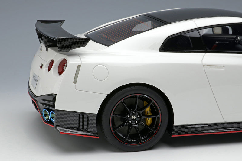 Make Up Co., Ltd / IDEA 1:18 Nissan GT-R NISMO Special Edition 2022 in Brilliant White Pearl