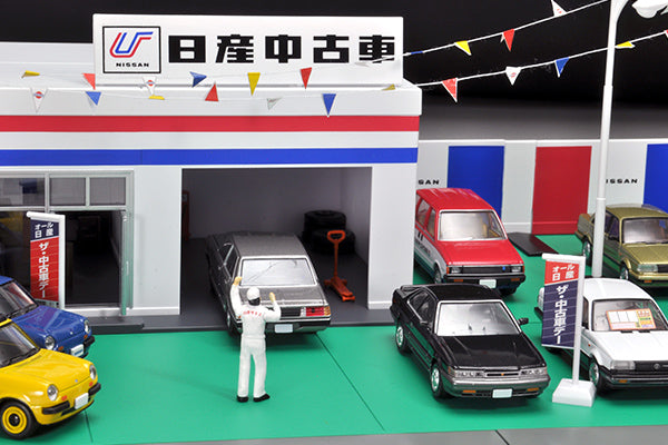 Tomytec 1:64 Tomicarama Vintage Nissan Used Car Dealership