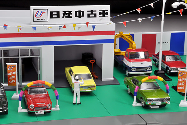 Tomytec 1:64 Tomicarama Vintage Nissan Used Car Dealership