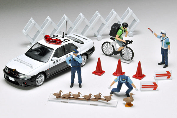 Tomytec 1:64 Geocelle Diorama with Nissan GT-R AUTECH Police Car and Figures