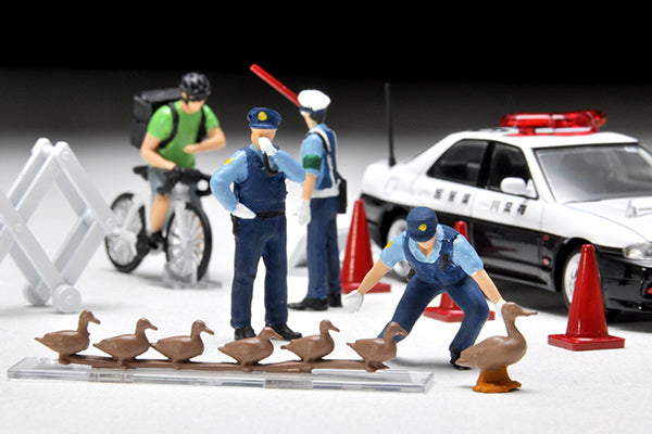 Tomytec 1:64 Geocelle Diorama with Nissan GT-R AUTECH Police Car and Figures