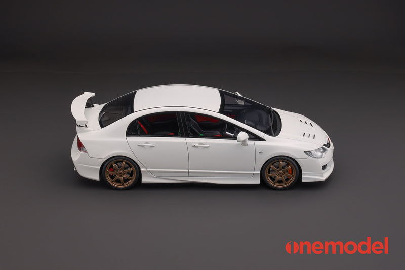 One Model 1:18 Honda Civic Type-R FD2 Mugen Late Version in White