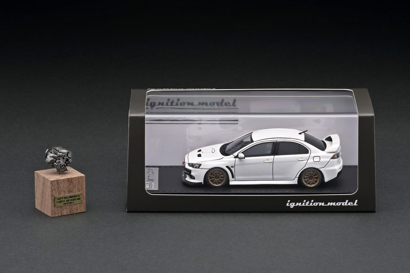 Ignition Model 1:43 Mitsubishi Lancer Evolution X (CZ4A) White with 4B11 Silver Engine Display