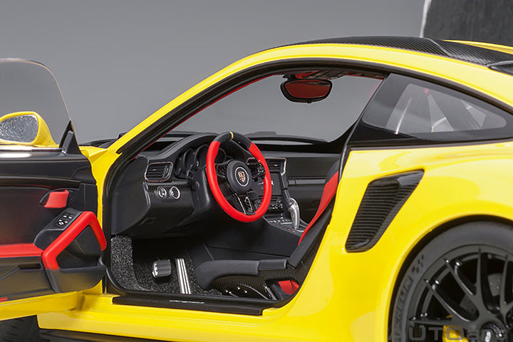 AUTOart 1:18 Porsche 911 (991.2) GT2 RS Weissach Package in Racing Yellow