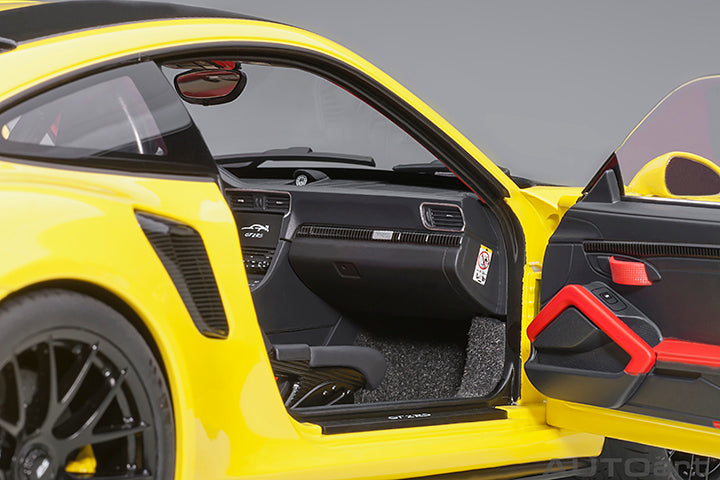 AUTOart 1:18 Porsche 911 (991.2) GT2 RS Weissach Package in Racing Yellow