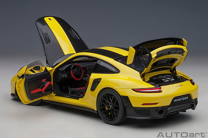 AUTOart 1:18 Porsche 911 (991.2) GT2 RS Weissach Package in Racing Yellow