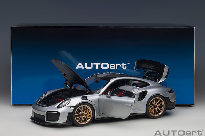 AUTOart 1:18 Porsche 911 (991.2) GT2 RS Weissach Package in GT Silver