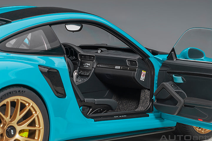 AUTOart 1:18 Porsche 911 (991.2) GT2 RS Weissach Package in Miami Blue