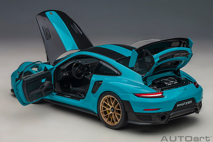 AUTOart 1:18 Porsche 911 (991.2) GT2 RS Weissach Package in Miami Blue