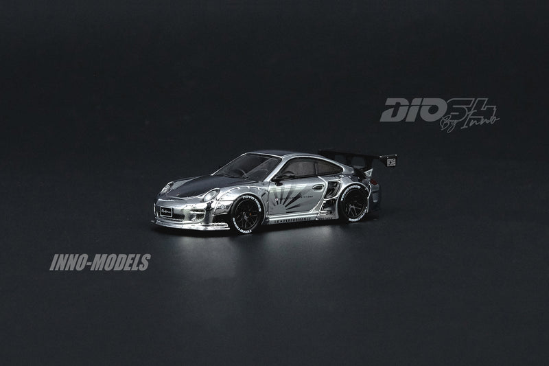 INNO Models 1:64 Liberty Walk Auto Salon Diorama Set with 1/64 Porsche 997 LBWK Chrome Finish and Figures