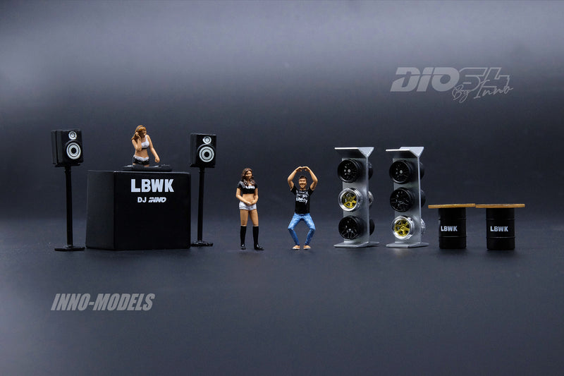 INNO Models 1:64 Liberty Walk Auto Salon Diorama Set with 1/64 Porsche 997 LBWK Chrome Finish and Figures