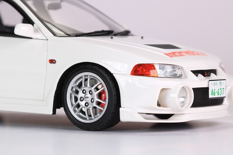 Pop Race 1/18 Mitsubishi Lancer EVO IV in White