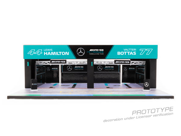 Tarmac Works 1:64 Pit Garage Diorama, Mercedes-AMG Petronas Formula One Team