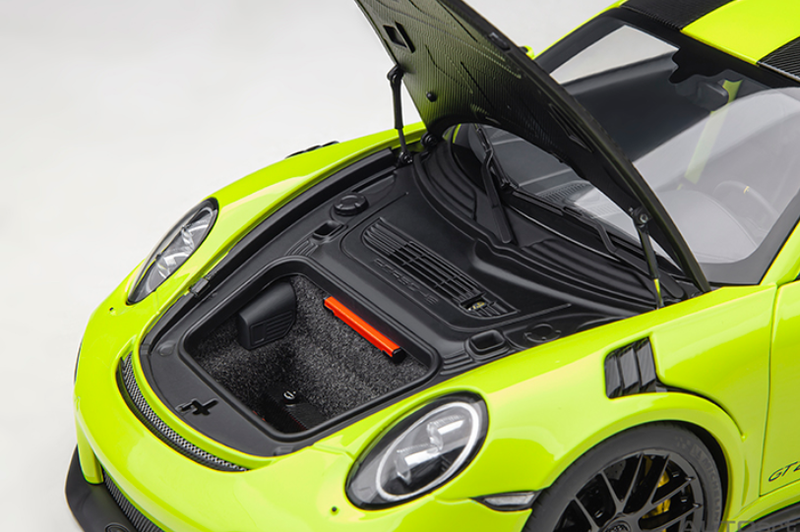 AUTOart 1:18 Porsche 911 (991.2) GT2 RS Weissach Package in Acid Green