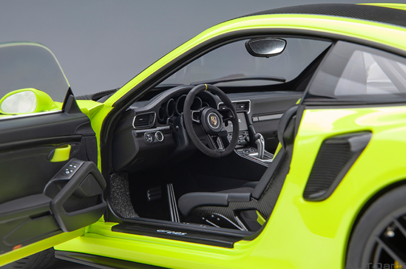 AUTOart 1:18 Porsche 911 (991.2) GT2 RS Weissach Package in Acid Green