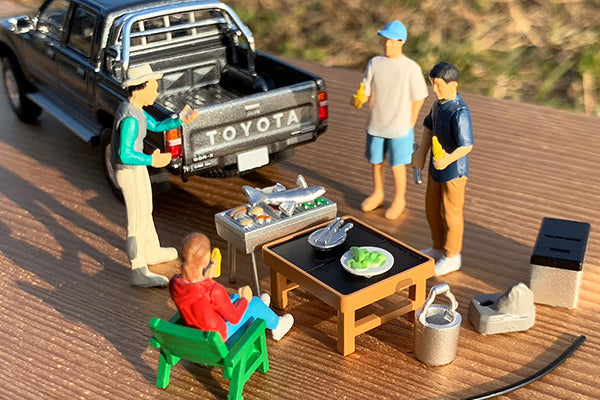 Tomytec 1:64 Geocelle Diorama with Toyota Hilux and BBQ Scene Figures