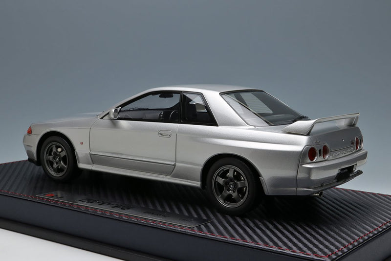 Nissan Skyline GT-R (BNR32) Spark Silver Metallic with Acrylic Case